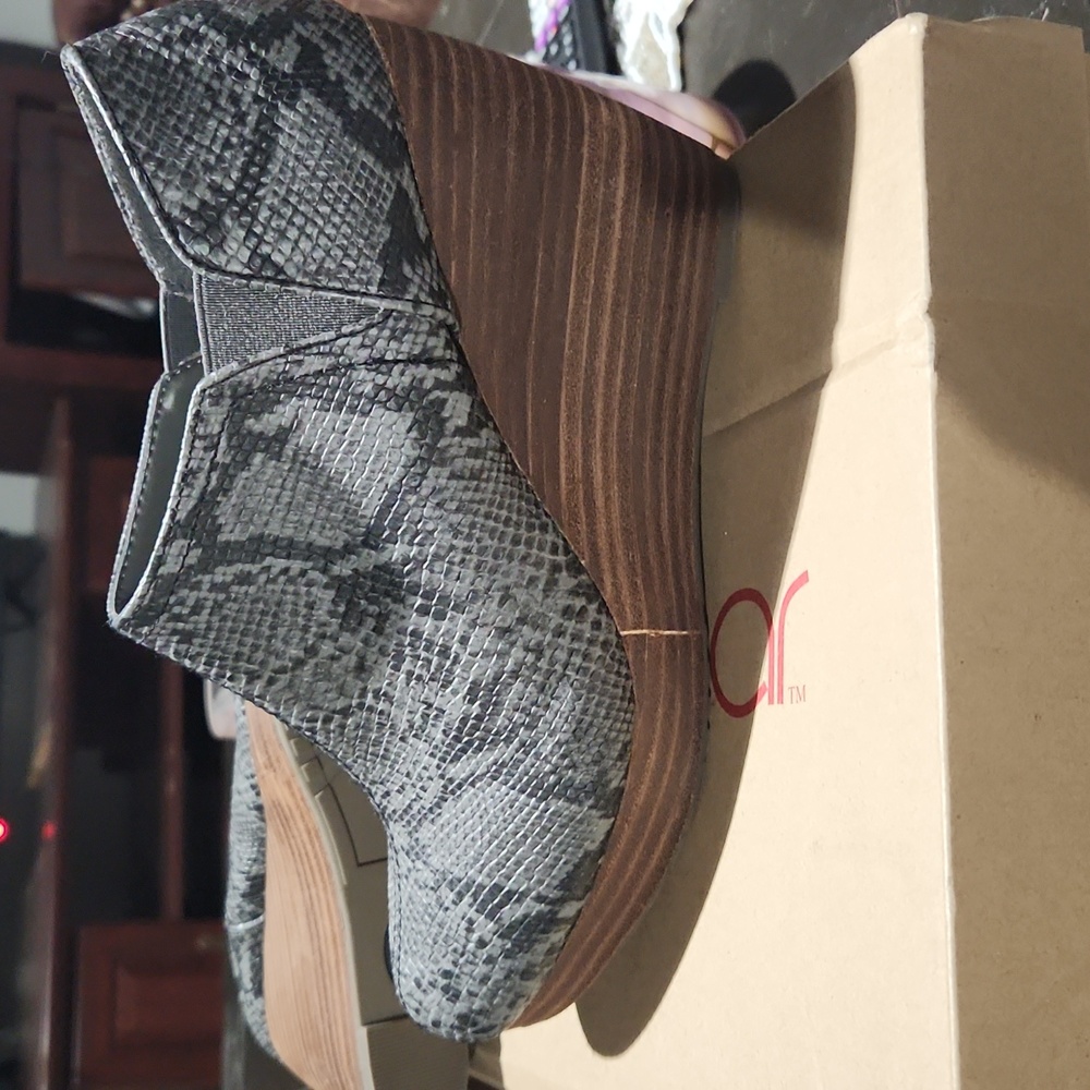 Boots - Picture 5 of 6